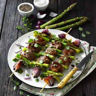 Brochettes de boeuf aux asperges et oignons