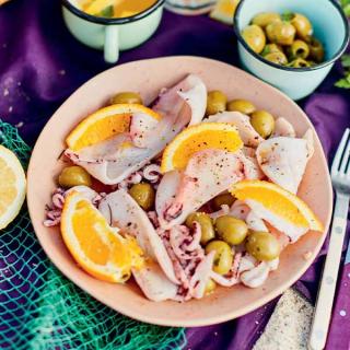 Calamars marinés à l'orange, olives et pignons