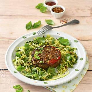Pavé de steak haché à l'ail, aux herbes et au citron et spaghettis de courgettes grillés