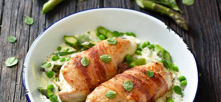 Blanc de volaille au fromage de chèvre, estragon et lard