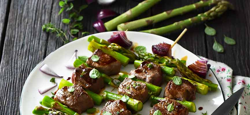 Brochettes de boeuf aux asperges et oignons