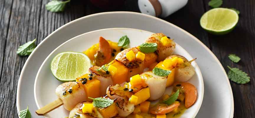 Skewers of scallops and mango passion fruit
