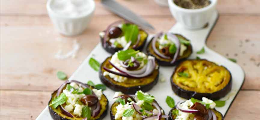 Canapés d'aubergines à la feta et aux herbes