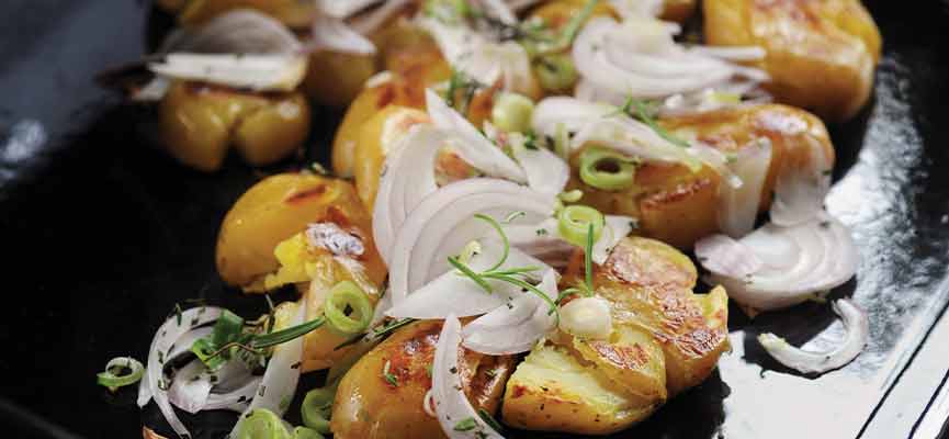 Pommes de terre tapées aux deux oignons et aux herbes Pommes de terre tapées aux deux oignons et aux herbes